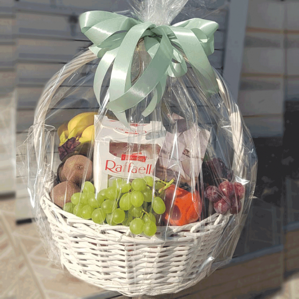 Корзина с фруктами 6 кг. и  Raffaello в Ялте
