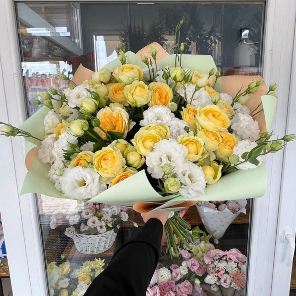 Букет из кустовых роз и эустом «Солнечное утро»  в Ялте