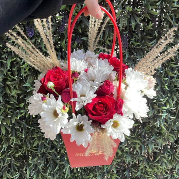 Композиция в коробке «Волшебный сад»  в Ялте