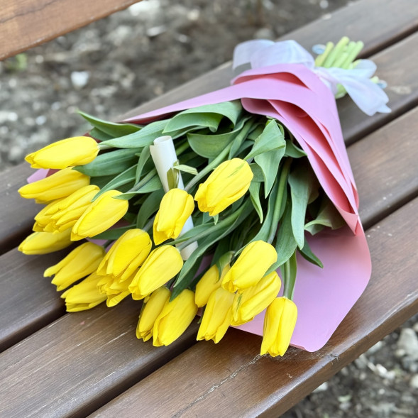 21 желтый тюльпан в Ялте