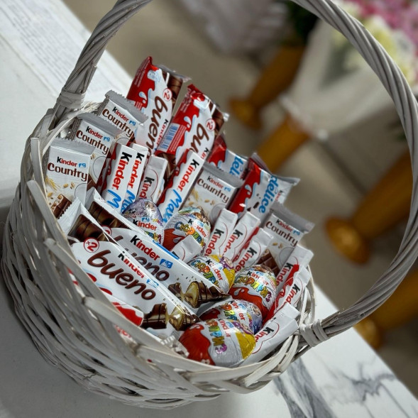 Корзина из сладостей Киндер в Ялте