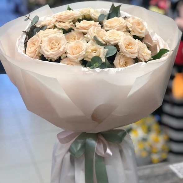 7 кремовых кустовых роз с эвкалиптом в Ялте