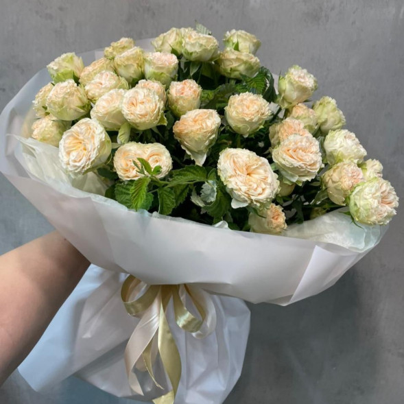 9 кустовых роз в упаковке в Ялте