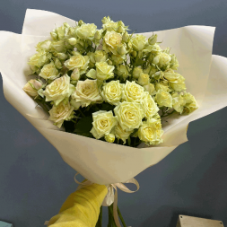 7 кремовых кустовых роз