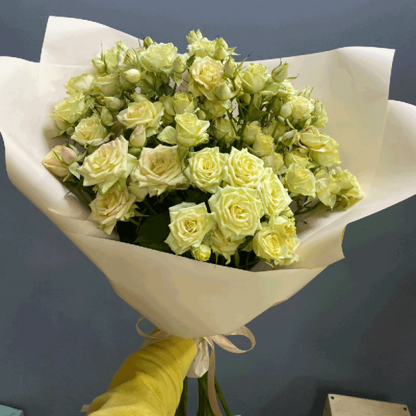 7 кремовых кустовых роз в Ялте