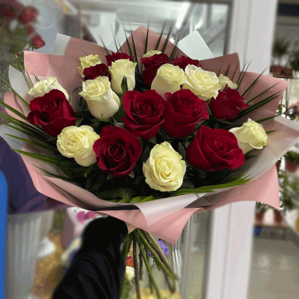 21 красная и белая роза микс в Ялте