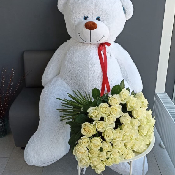 101 белая роза с плюшевым мишкой  в Ялте