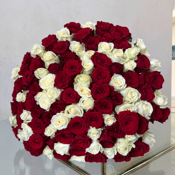 101 красная и белая роза микс в Ялте