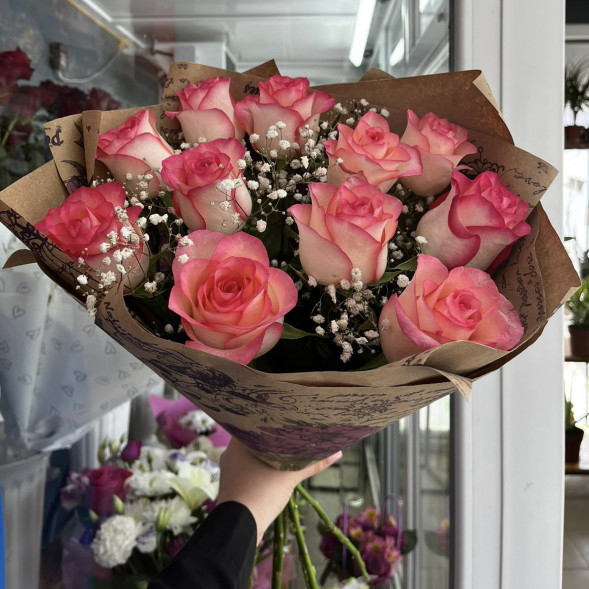 Букет 11 роз с гипсофилой «Романтический вкус» в Ялте