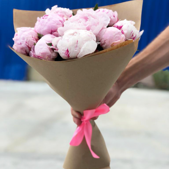 Букет 9 нежных пионов в крафте в Ялте