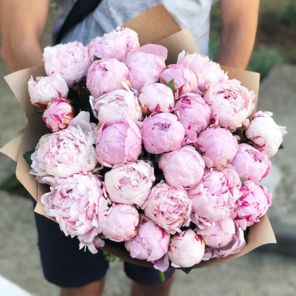 Букет 29 нежных пионов в крафте в Ялте