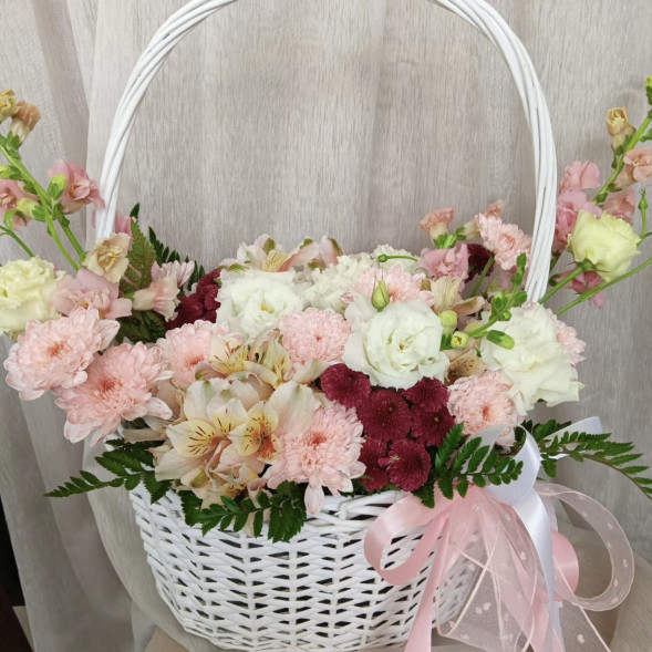 Композиция в корзине «Симпатичная лодочка» в Ялте