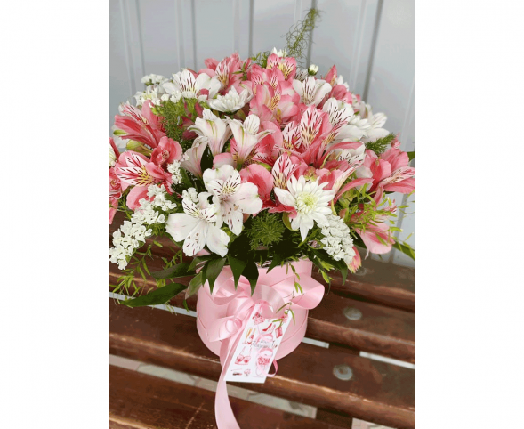 Нежный микс альстромерий в шляпной коробке в Ялте