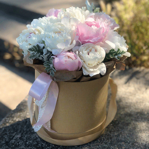 Пионы в шляпной коробке в Ялте