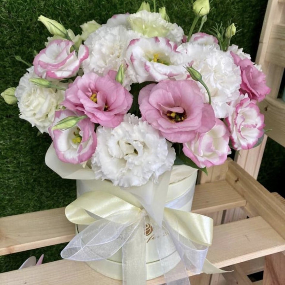 Коробочка с эустомами в Ялте