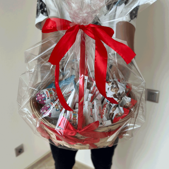 Корзина с киндерами в Ялте