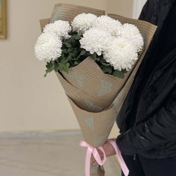 Букет 7 белых одноголовых хризантем в крафте в Ялте