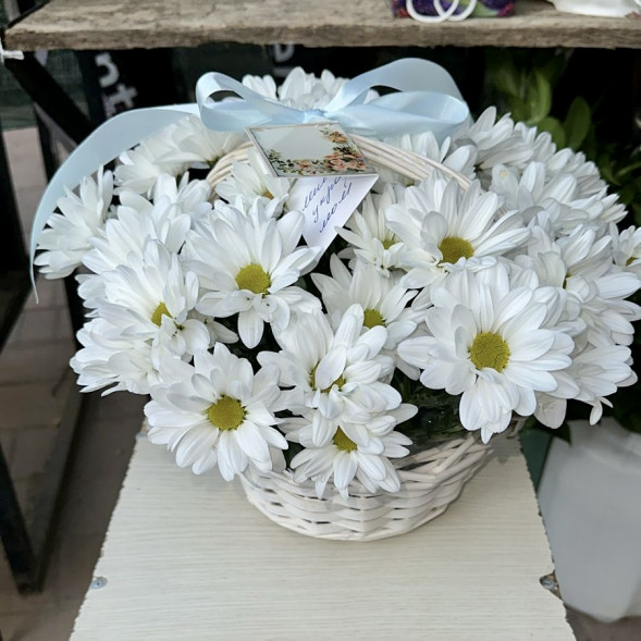 Композиция  «Хризантемы в корзине» в Ялте