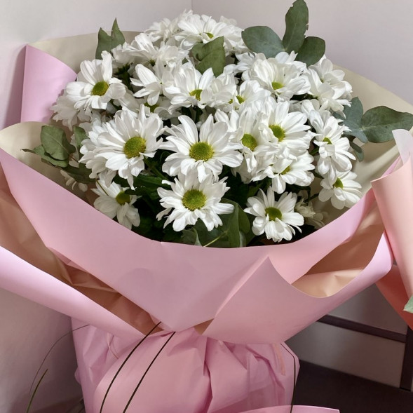 Букет  из 7 белых кустовых хризантем в упаковке в Ялте