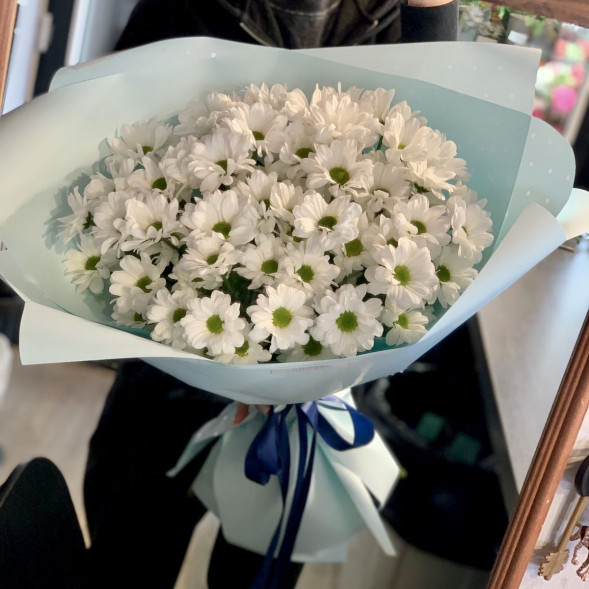 Букет 7 белых кустовых хризантем в Ялте