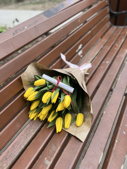 15 жёлтых тюльпанов в Ялте