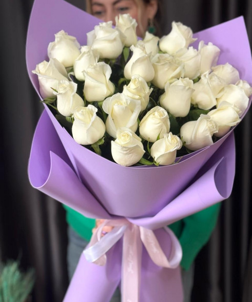 25 белых роз в упаковке Эквадор в Ялте