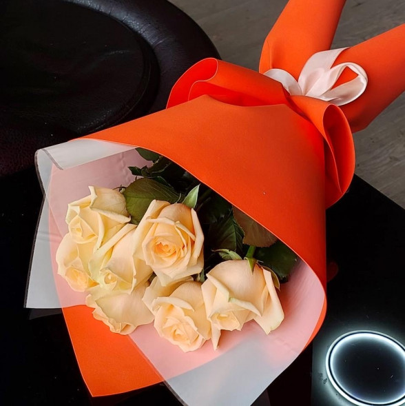 Букет 7 кремовых роз в упаковке в Ялте