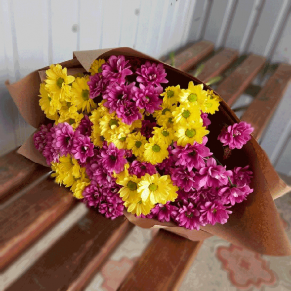 Букет 7 жёлтых и розовых хризантем микс в Ялте