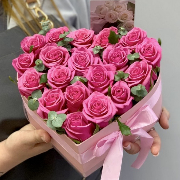 Розы в коробке «Сердце» в Ялте