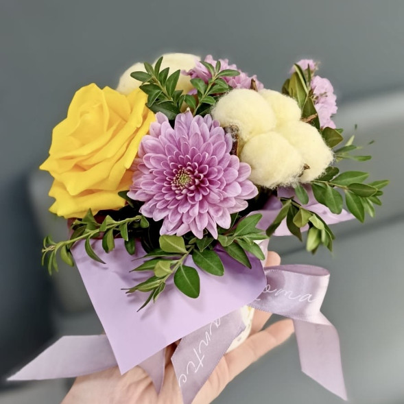 Цветы в стаканчике в Ялте