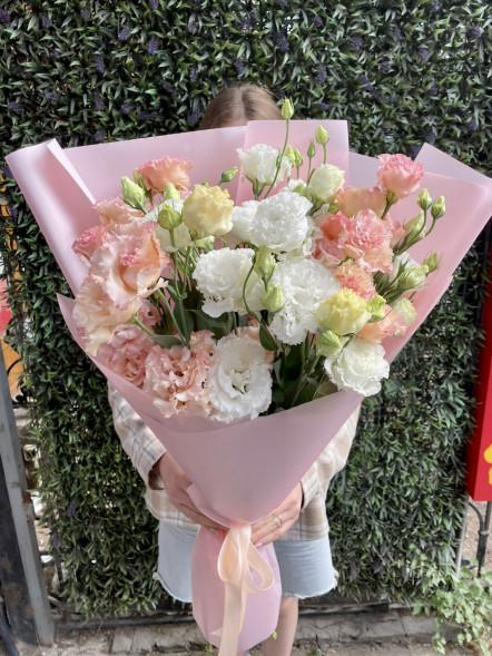 Букет 7 белых и нежно-розовых эустом в Ялте