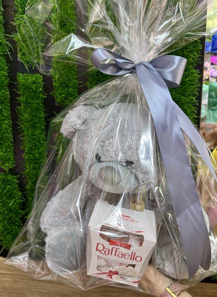 Плюшевый мишка и Raffaello в Ялте