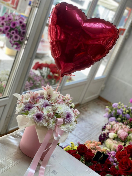 Цветы в коробке и шарик в форме сердца в Ялте