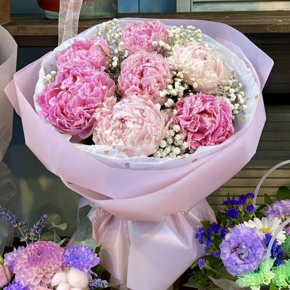 Букет 7 нежных пионов с гипсофилой в Ялте