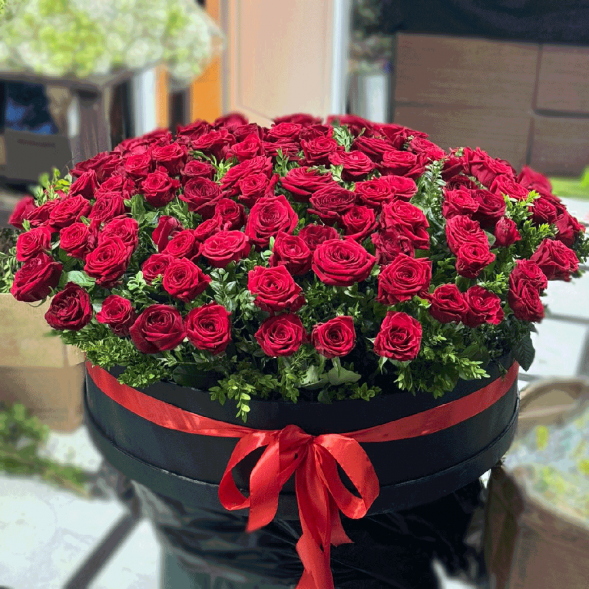 101 красная роза в шляпной коробке в Ялте