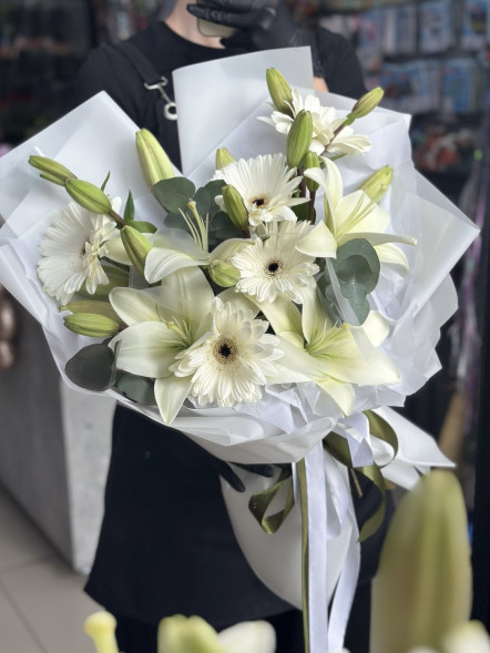 Букет с лилией и герберами в Ялте