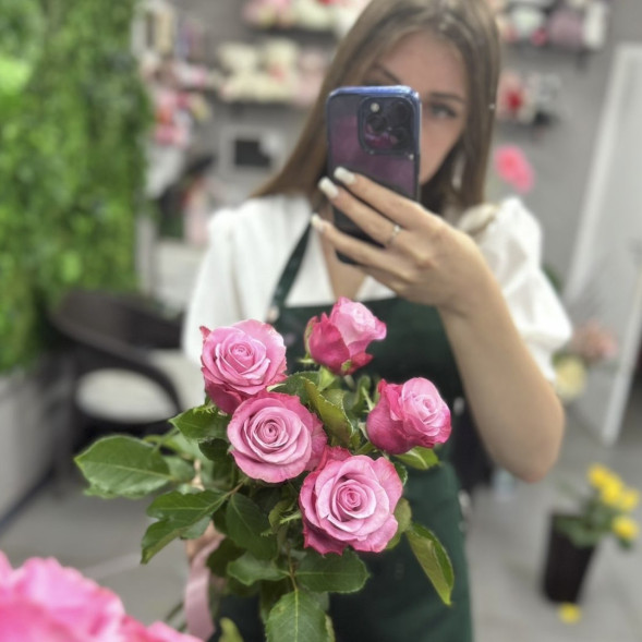 Букет 5 розовых роз в Ялте