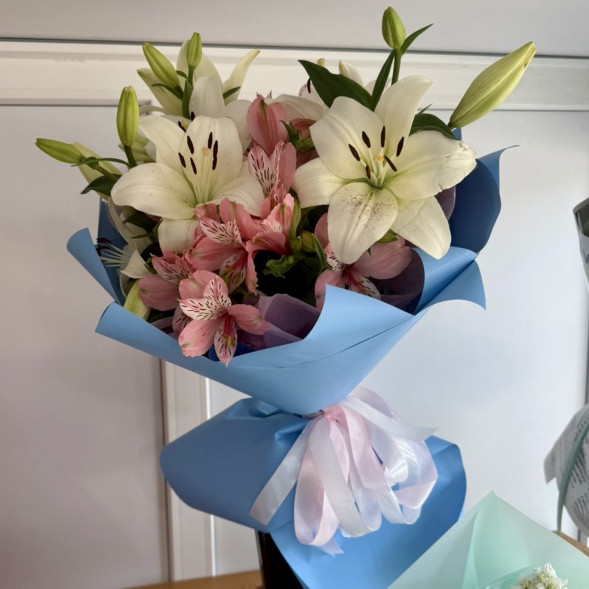 Букет из лилий и альстомерий в Ялте