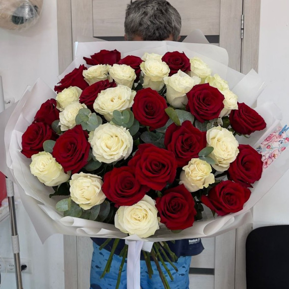 35 роз Эквадор Премиум с эвкалиптом в Ялте