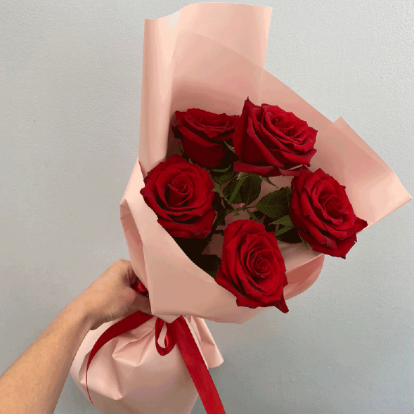 Стильный букет 5 красных роз в Ялте