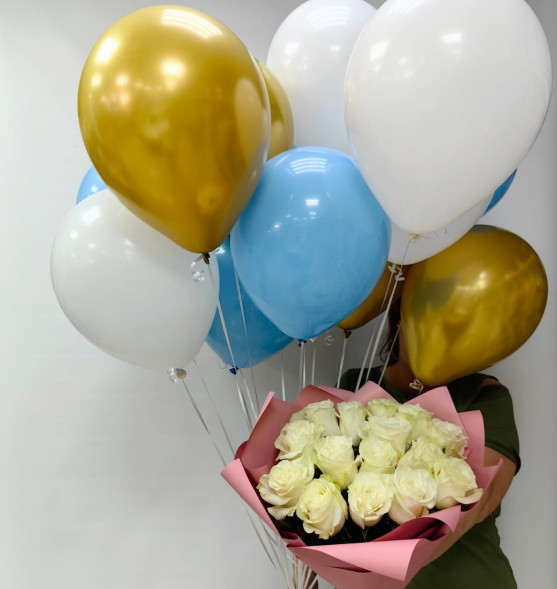 Букет 15 белых роз и 15 гелиевых шаров в Ялте