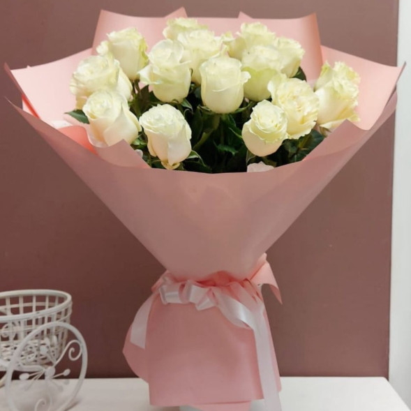 Букет 15 белых голландских роз в упаковке в Ялте