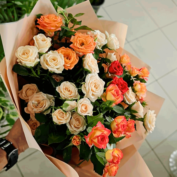 Букет 7 кустовых роз в Ялте