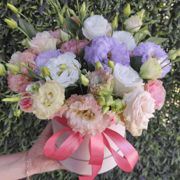 Нежный микс эустом в шляпной коробке в Ялте