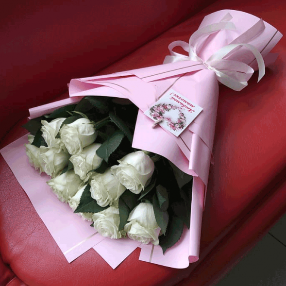 Букет 11 белых роз в упаковке в Ялте